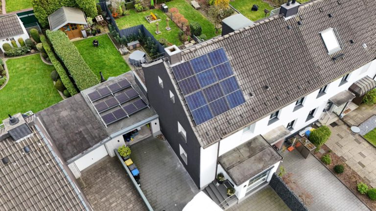 Luftaufnahme einer Photovoltaikanlage, die auf dem Dach eines Gebäudes montiert ist