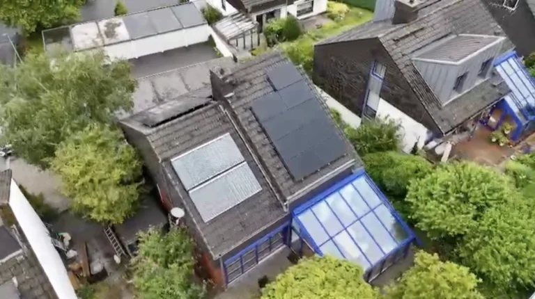 Luftaufnahme einer Photovoltaikanlage, die auf dem Dach eines Gebäudes montiert ist