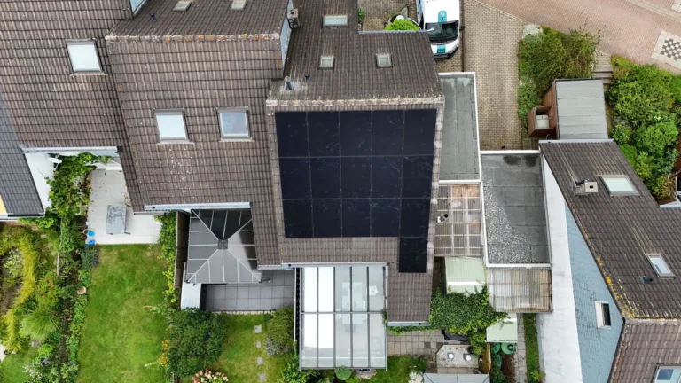 Luftaufnahme einer Photovoltaikanlage, die auf dem Dach eines Gebäudes montiert ist