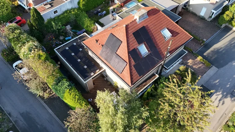 Luftaufnahme einer Photovoltaikanlage, die auf dem Dach eines Gebäudes montiert ist