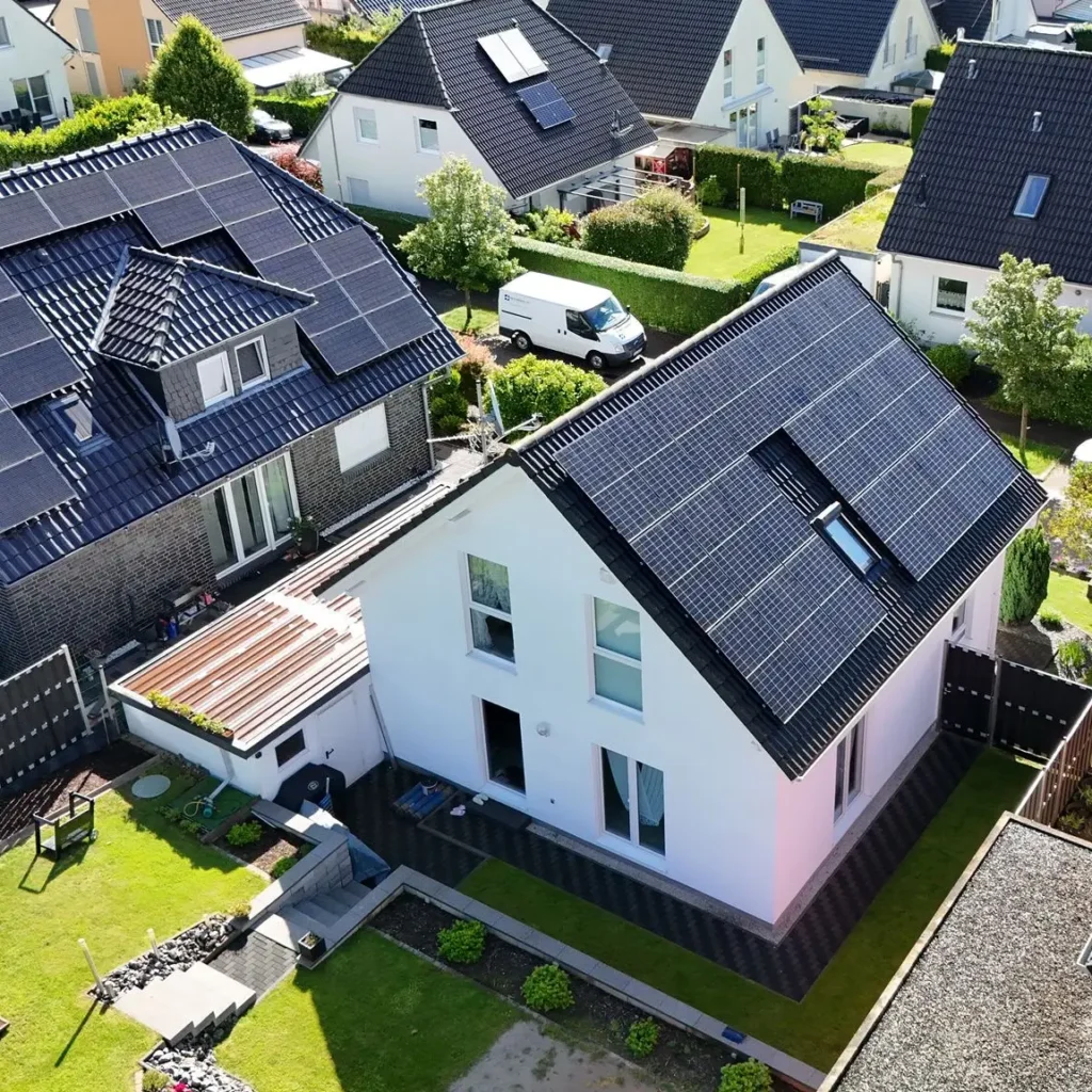 Photovoltaikanlage auf einem Haus, Ansicht in Vogelperspektive