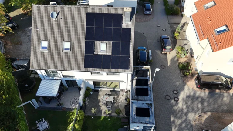 Aufnahme mittels Drohne einer auf einem Dach montierten Photovoltaikanlage