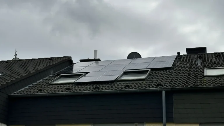 Aufnahme einer auf einem Dach montierten Photovoltaikanlage