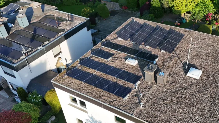 Luftaufnahme einer auf einem Dach montierten Photovoltaikanlage