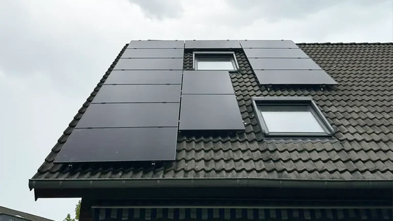 Aufnahme einer auf einem Dach montierten Photovoltaikanlage von unten aus gesehen