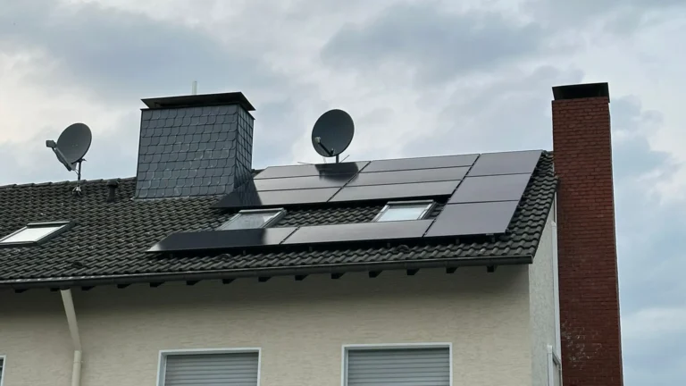 Ansicht einer auf einem Dach montierter Photovoltaikanlage von unten aus gesehen