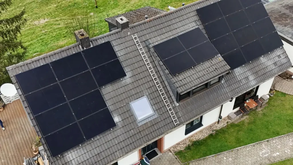 Luftaufnahme einer Photovoltaikanlage, die auf dem Dach eines Gebäudes montiert ist