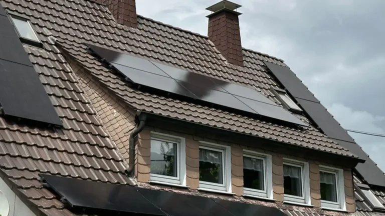 Aufnahme einer auf einem Dach montierter Photovoltaikanlage