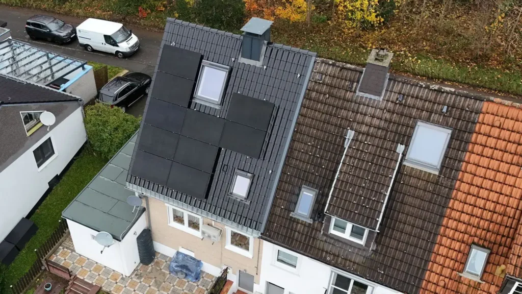 Luftaufnahme einer auf einem Dach montierten Photovoltaikanlage