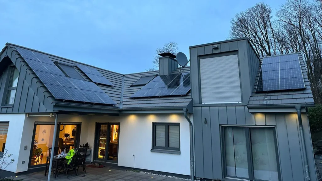 Aufnahme einer Photovoltaikanlage, die auf dem Dach eines Gebäudes montiert ist