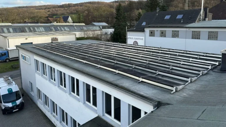 Aufnahme einer Photovoltaikanlage, die auf dem Dach eines Gebäudes montiert ist