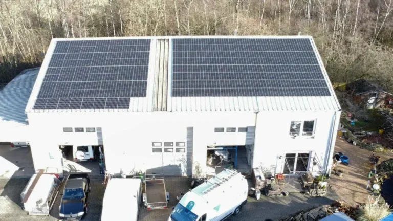 Luftaufnahme mittels Drohne einer auf einem Dach montierter Photovoltaikanlage