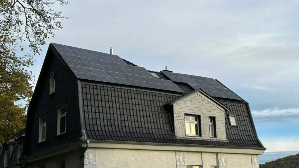 Ansicht einer Photovoltaikanlage, die auf dem Dach eines Gebäudes montiert ist