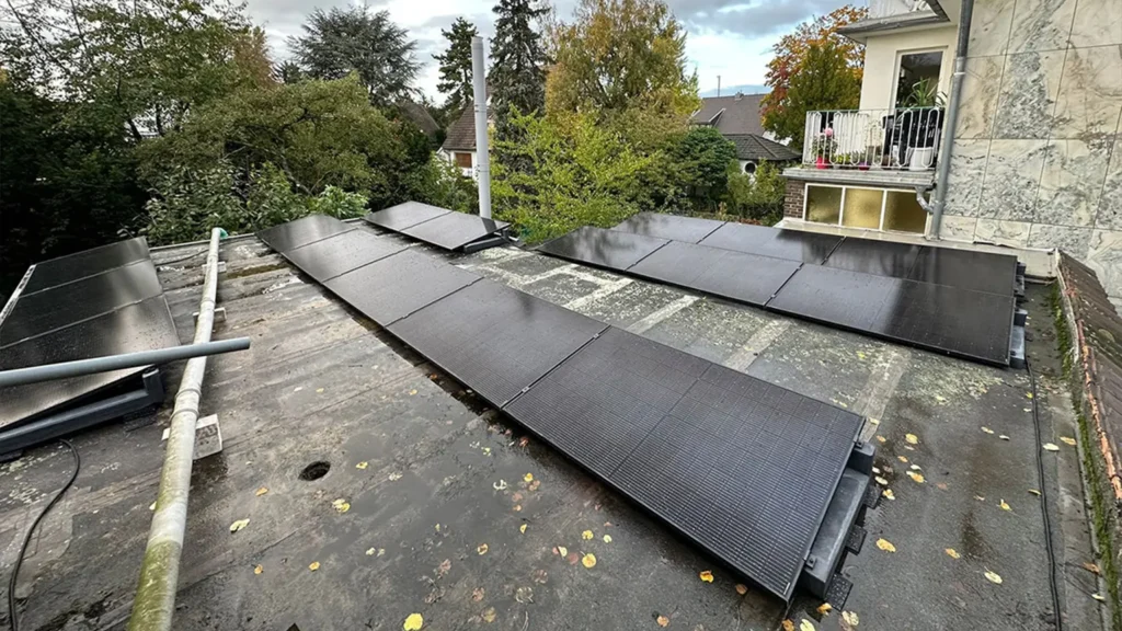 Nahaufnahme einer Photovoltaikanlage, die auf dem Dach eines Gebäudes montiert ist