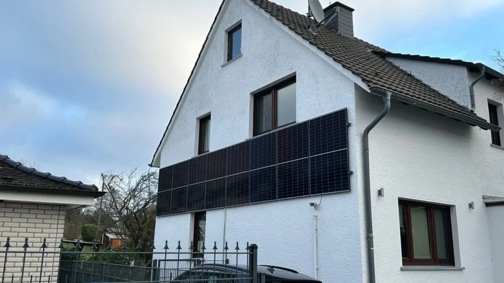 Luftaufnahme einer Photovoltaikanlage, die an der Stirnseite eines Gebäudes montiert ist