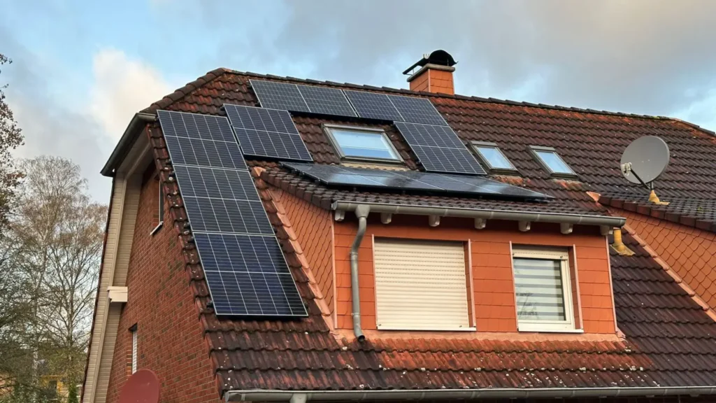 Aufnahme einer Photovoltaikanlage, die auf dem Dach eines Gebäudes montiert ist