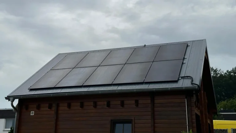 Aufnahme einer Photovoltaikanlage, die auf dem Dach eines Gebäudes montiert ist, von unten aus gesehen