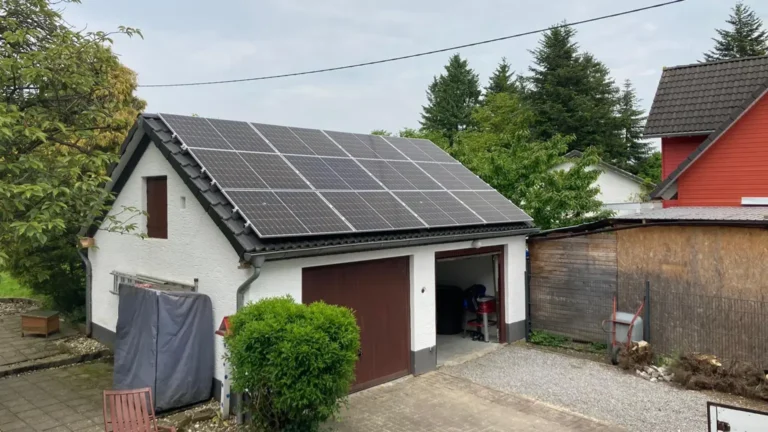 Aufnahme einer Photovoltaikanlage, die auf dem Dach einer Garage montiert ist