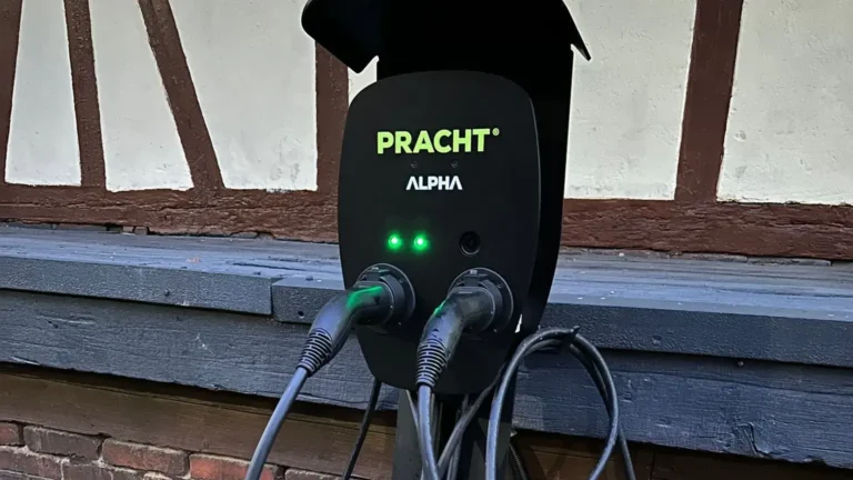 Ladesäule/Wallbox für E-Autos aus der Nähe aufgenommen