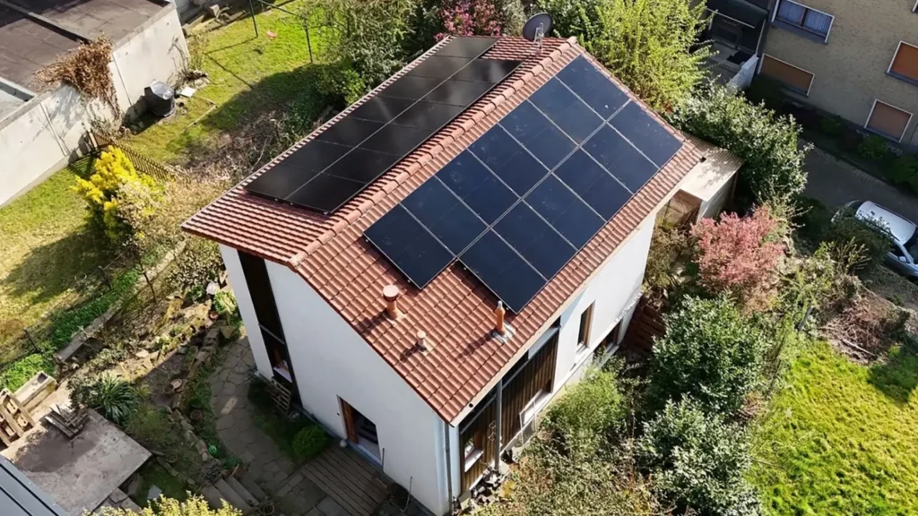 Luftaufnahme einer Photovoltaikanlage, die auf dem Dach eines Gebäudes montiert ist