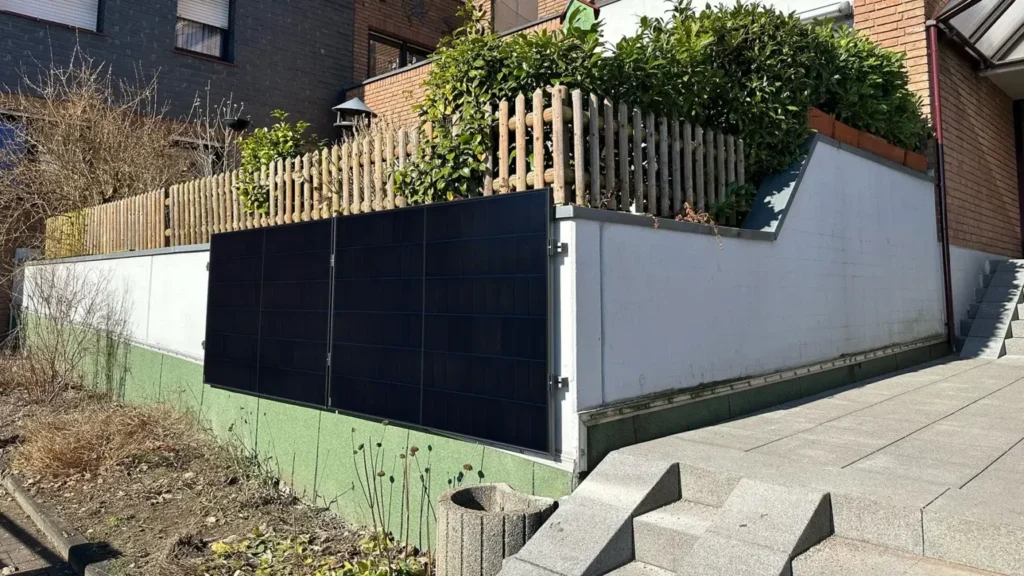 Aufnahme eines Balkonkraftwerks welches an einem Gartenzaun montiert ist