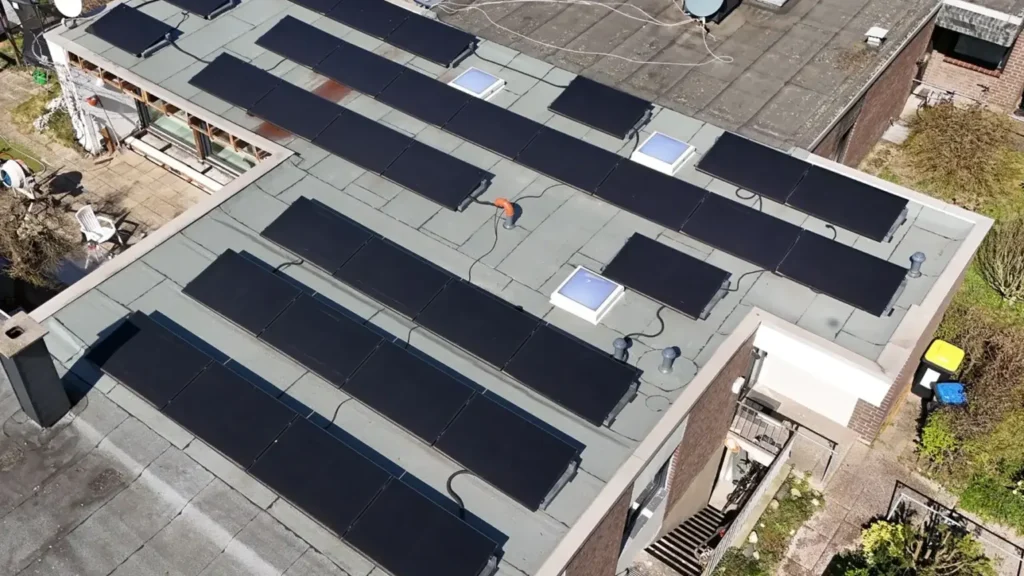 Luftaufnahme einer Photovoltaikanlage, die auf dem Dach eines Gebäudes montiert ist
