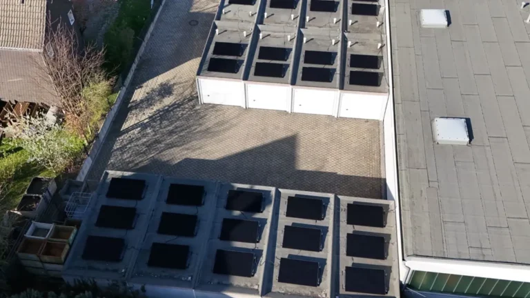 Luftaufnahme einer Photovoltaikanlage, die auf dem Dach mehrerer Garagen montiert sind