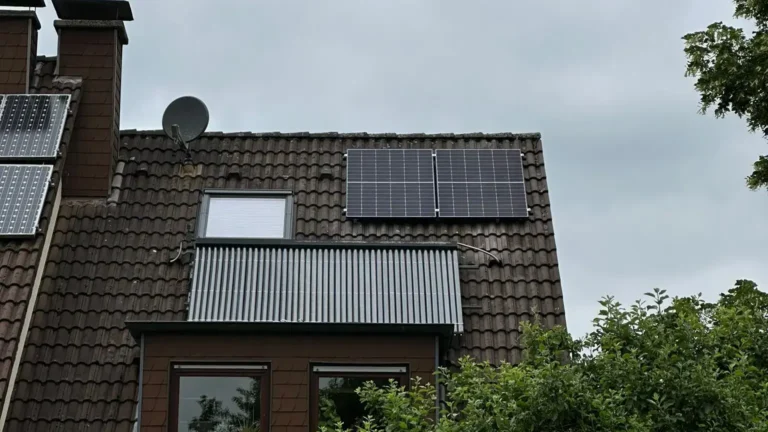 Aufnahme einer auf einem Dach montierter Photovoltaikanlage