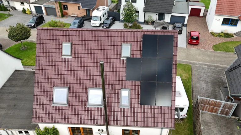 Aufnahme mittels Drohne einer auf einem Dach montierten Photovoltaikanlage