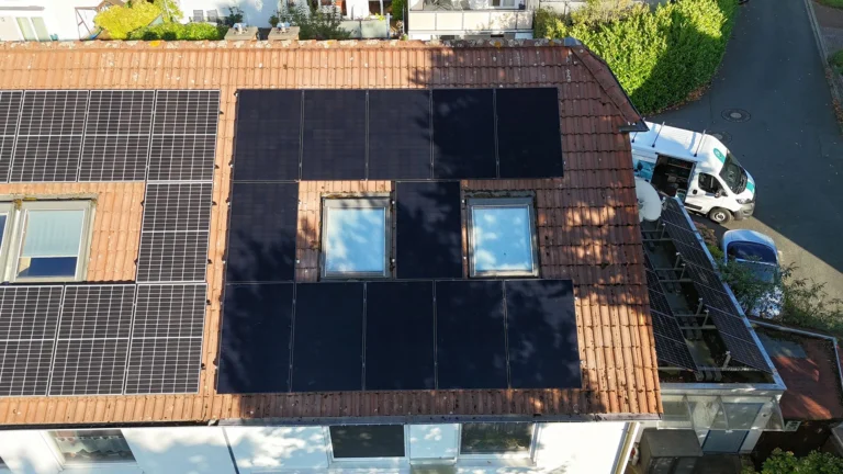 Aufnahme einer auf einem Dach montierten Photovoltaikanlage