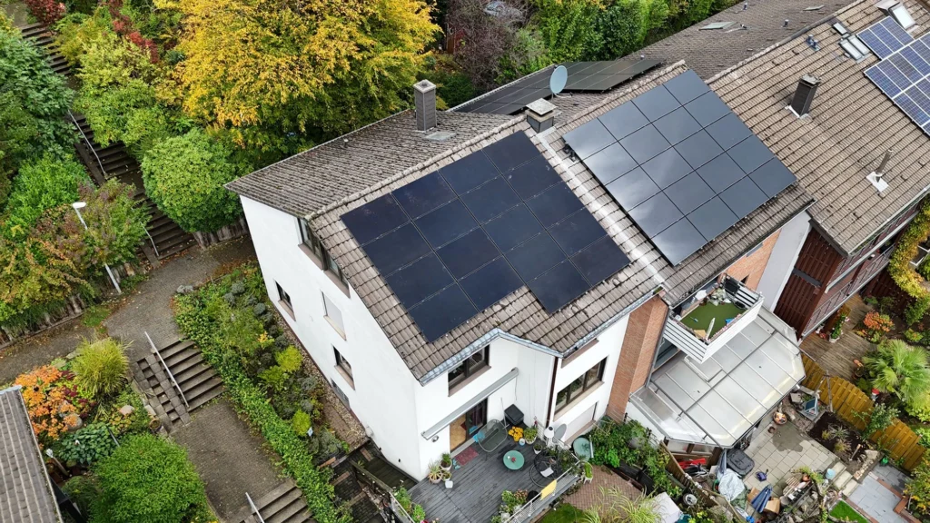 Luftaufnahme mittels Drohne einer auf einem Dach montierter Photovoltaikanlage