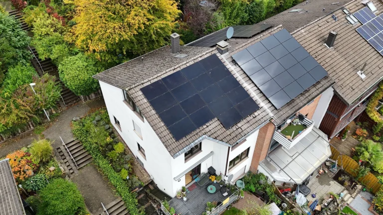 Luftaufnahme mittels Drohne einer auf einem Dach montierter Photovoltaikanlage