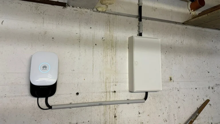 Eine an der Wand befestigte Wallbox