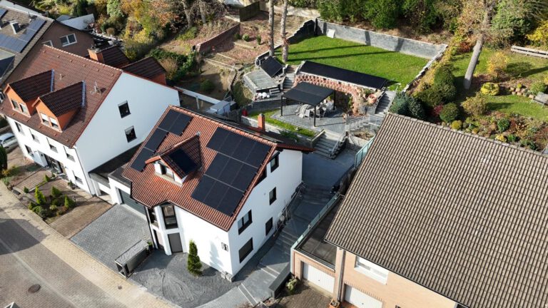 Luftaufnahme mittels Drohne einer auf einem Dach montierter Photovoltaikanlage