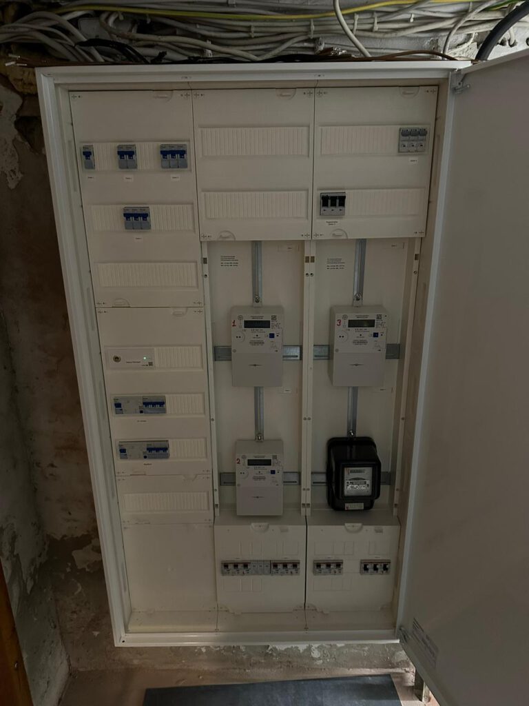 Aufnahme des neuen Sicherungskastens