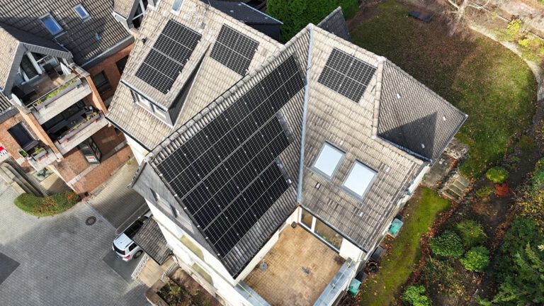 Luftaufnahme mittels Drohne einer auf einem Dach montierter Photovoltaikanlage
