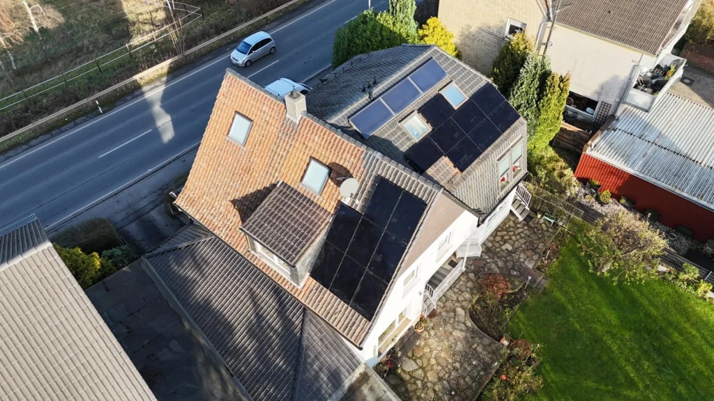 Luftaufnahme mittels Drohne einer auf einem Dach montierter Photovoltaikanlage