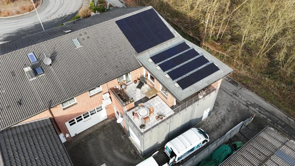 Luftaufnahme mittels Drohne einer auf einem Dach montierter Photovoltaikanlage