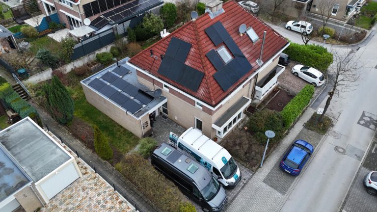 Luftaufnahme mittels Drohne einer auf einem Dach montierter Photovoltaikanlage