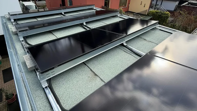 Aufnahme der auf dem Dach einer Garage montierten Photovoltaikanlage für den Betrieb einer Wallbox