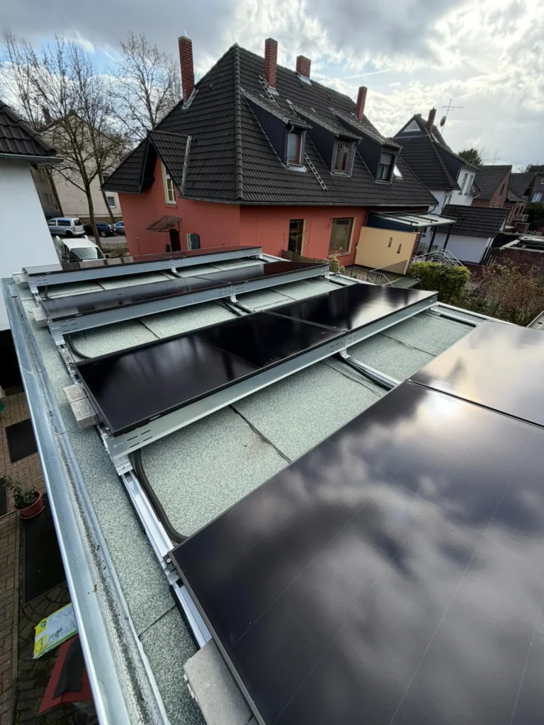 Aufnahme der auf dem Dach einer Garage montierten Photovoltaikanlage für den Betrieb einer Wallbox