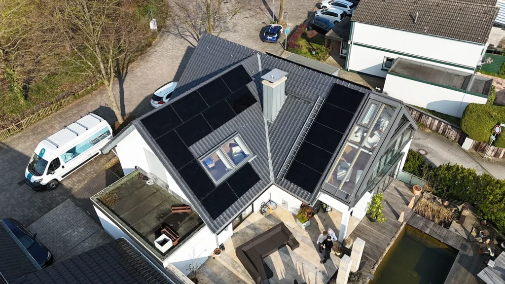 Luftaufnahme mittels Drohne einer auf einem Dach montierter Photovoltaikanlage