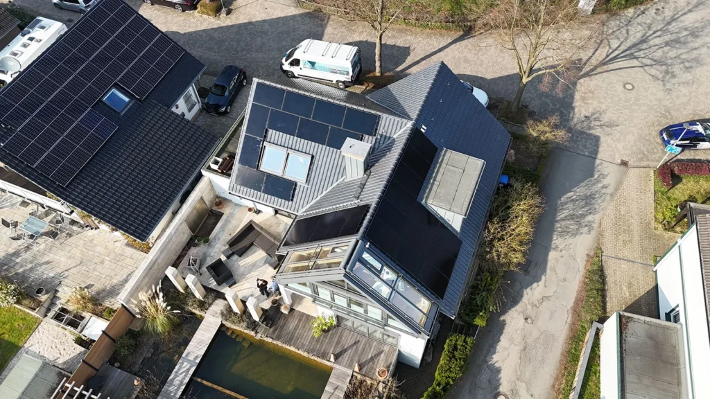 Luftaufnahme mittels Drohne einer auf einem Dach montierter Photovoltaikanlage