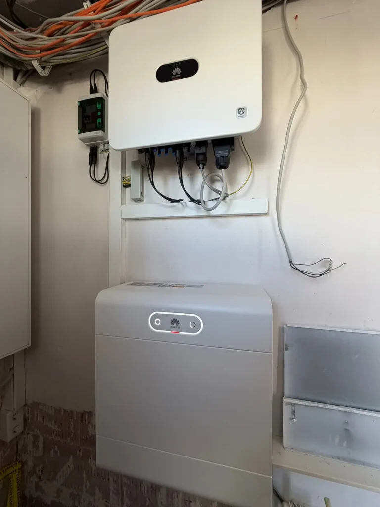 Aufnahme von Batterie und Wechselrichter der neu installierten PV-Anlage