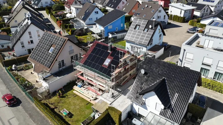 Drohnen-Aufnahme der Photovoltaikanlage auf dem Dach des Kunden