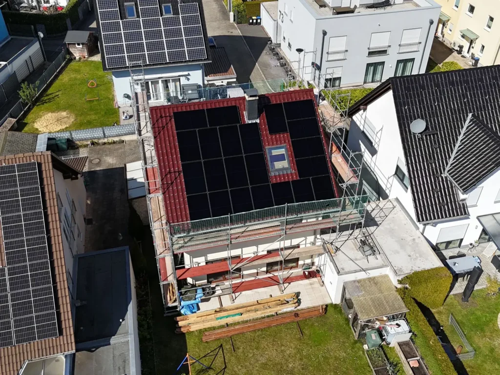 Drohnen-Aufnahme der Photovoltaikanlage auf dem Dach des Kunden