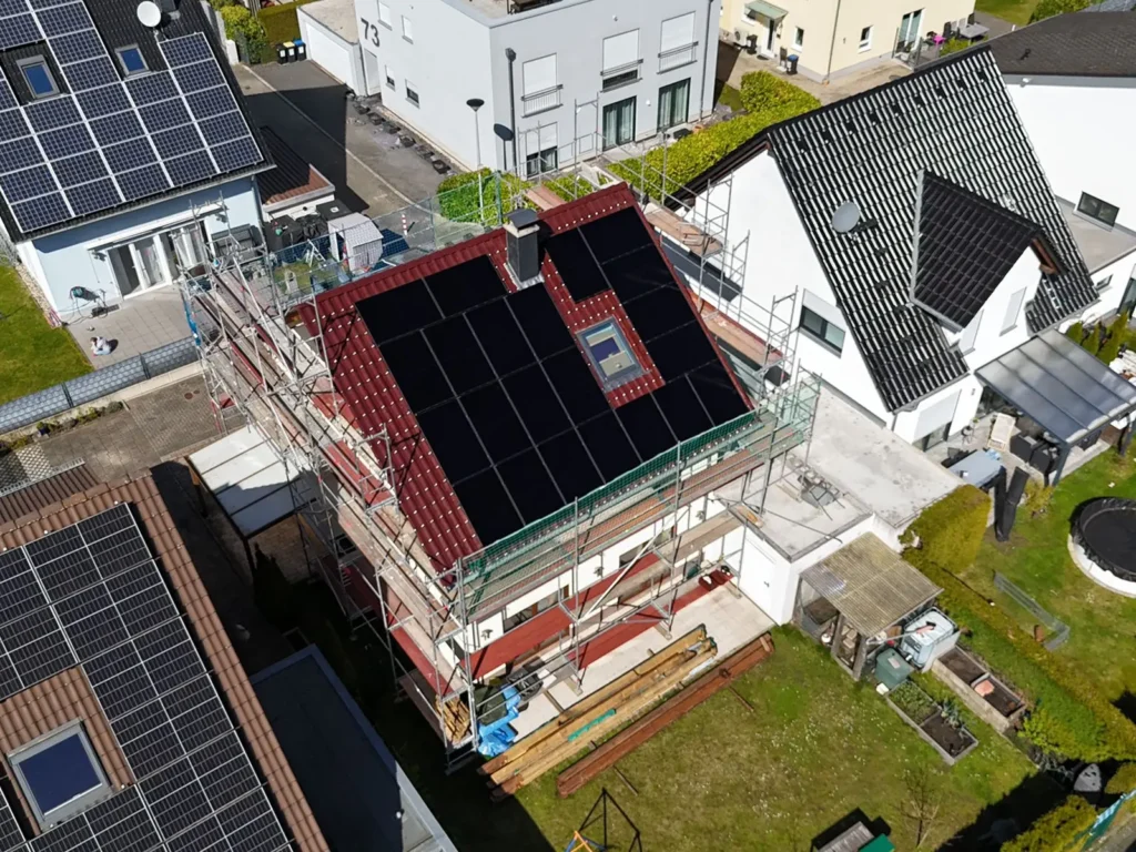 Drohnen-Aufnahme der Photovoltaikanlage auf dem Dach des Kunden