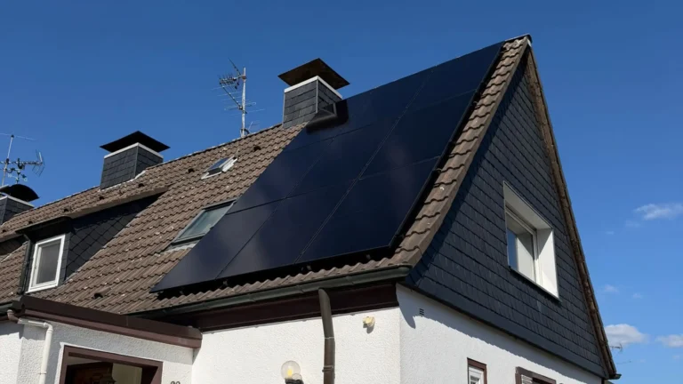 Aufnahme einer Solaranlage mit Blick von unten