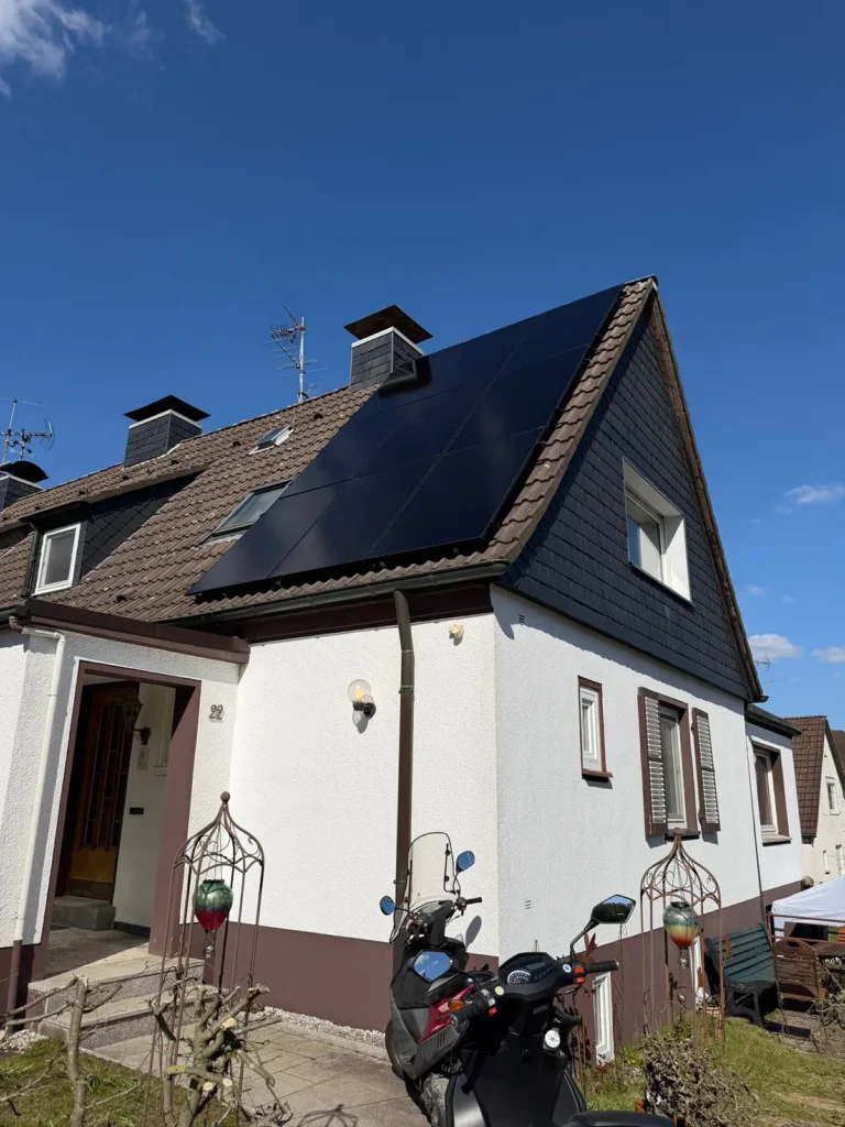 Aufnahme einer Solaranlage mit Blick von unten