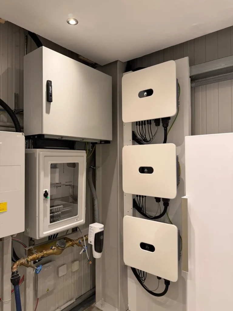 Aufnahme der drei Wechselrichter für die Solaranlage